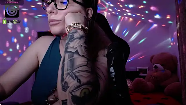 Snapshot of SonyaDevon chatting on 12.28.24 SonyaDevon online show from 12.28.24