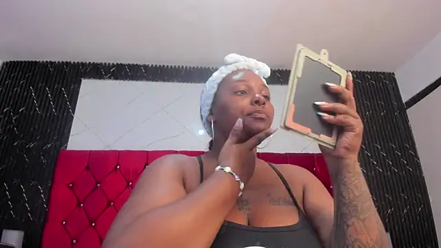 Snapshot of harleyevaans chatting on 01.21.25 harleyevaans online show from 01.21.25