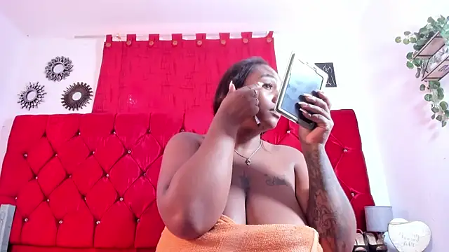 Snapshot of harleyevaans chatting on 09.24.25 harleyevaans online show from 09.24.25