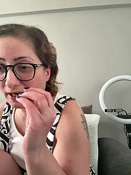 Snapshot of bisexyelizz chatting on 03.23.25 bisexyelizz online show from 03.23.25