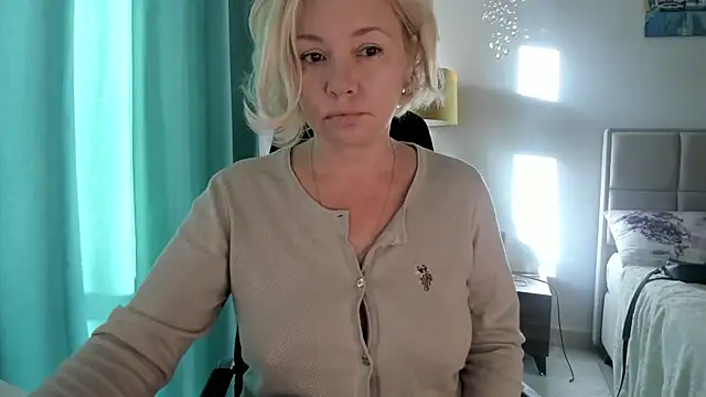 Snapshot of Colette__1977 chatting on 10.15.25 Colette  1977 online show from 10.15.25