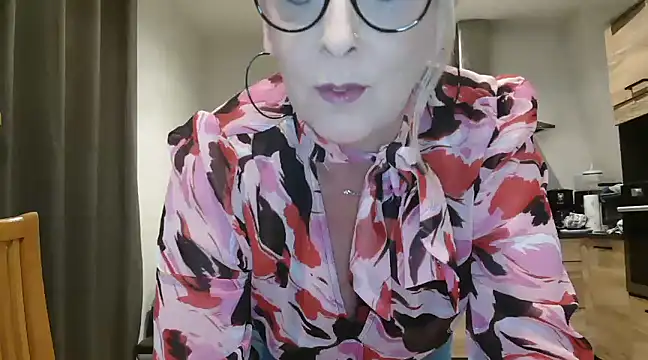 Snapshot of lilie69 chatting on 01.28.25 lilie69 online show from 01.28.25