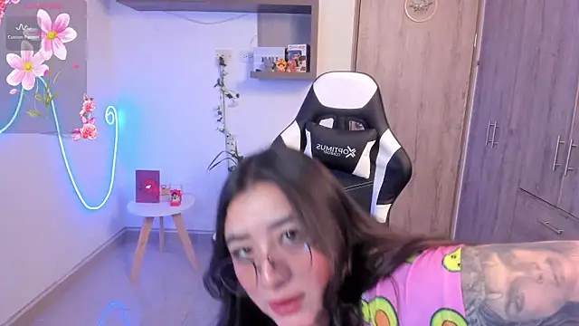 Snapshot of vaneelee chatting on 02.12.25 vaneelee online show from 02.12.25