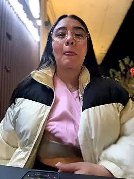 Snapshot of vaneelee chatting on 11.12.25 vaneelee online show from 11.12.25