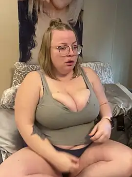 Snapshot of Blondiee_x chatting on 01.28.25 Blondiee x online show from 01.28.25