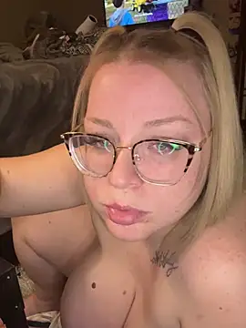 Snapshot of Blondiee_x chatting on 02.28.25 Blondiee x online show from 02.28.25