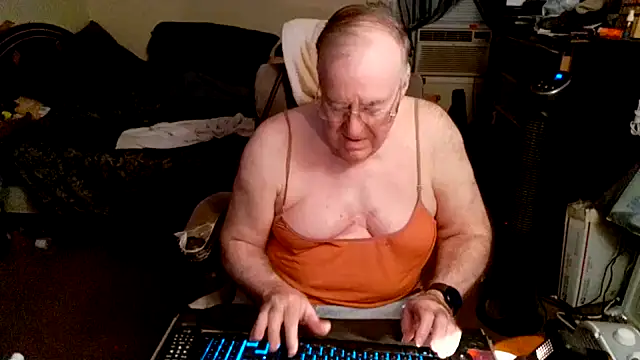 Snapshot of Toastir chatting on 10.03.25 Toastir online show from 10.03.25