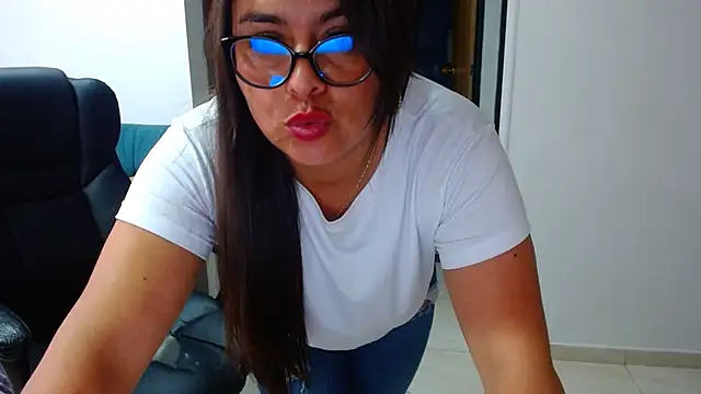 Snapshot of Ixchel_Anaid chatting on 02.14.25 Ixchel Anaid online show from 02.14.25