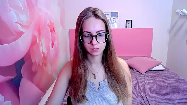 Snapshot of AliceAdams chatting on 12.18.24 AliceAdams online show from 12.18.24