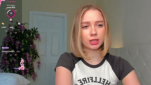 Snapshot of BabyEllen chatting on 01.20.25 BabyEllen online show from 01.20.25