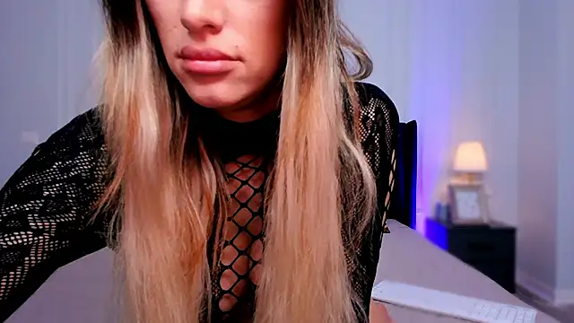 Snapshot of ElizzaBubble chatting on 01.25.25 ElizzaBubble online show from 01.25.25