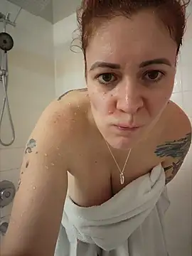 Snapshot of HollyTattoo chatting on 10.07.25 HollyTattoo online show from 10.07.25