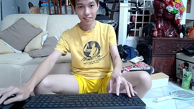 Snapshot of andrewooi chatting on 03.10.25 andrewooi online show from 03.10.25