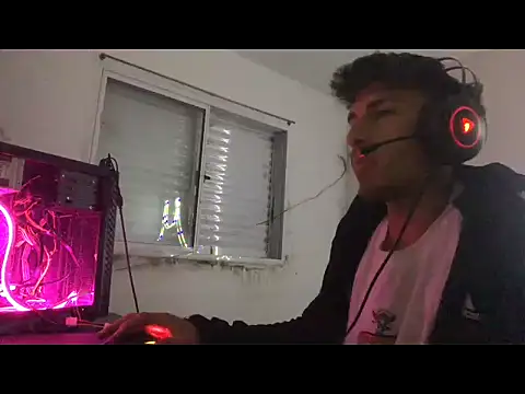 Snapshot of axel2leiva chatting on 10.13.25 axel2leiva online show from 10.13.25