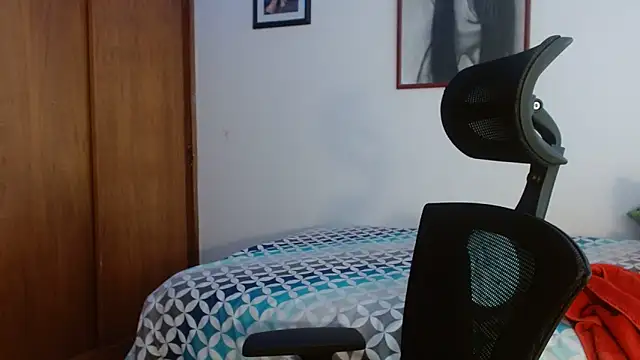 Snapshot of Honey_Aynur20 chatting on 10.26.25 Honey Aynur20 online show from 10.26.25