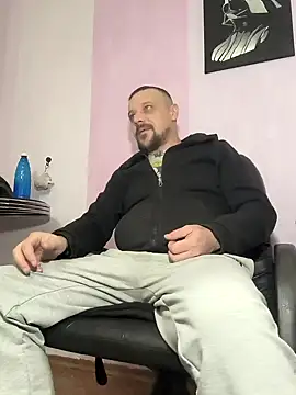 Snapshot of DanielOhCool chatting on 12.10.24 DanielOhCool online show from 12.10.24