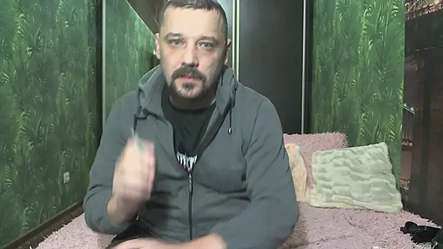 Snapshot of DanielOhCool chatting on 12.16.24 DanielOhCool online show from 12.16.24