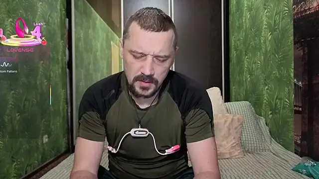 Snapshot of DanielOhCool chatting on 10.11.25 DanielOhCool online show from 10.11.25