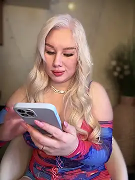 LaraHollywood online show from 10.04.25