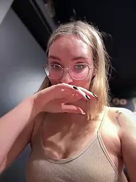 Snapshot of The_Snowwhitee chatting on 01.01.25 The Snowwhitee online show from 01.01.25