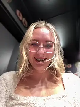 Snapshot of The_Snowwhitee chatting on 01.01.25 The Snowwhitee online show from 01.01.25