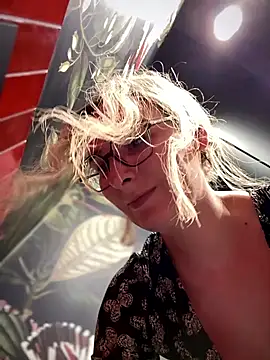 Snapshot of The_Snowwhitee chatting on 01.05.25 The Snowwhitee online show from 01.05.25