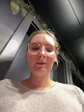 Snapshot of The_Snowwhitee chatting on 01.10.25 The Snowwhitee online show from 01.10.25