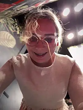 Snapshot of The_Snowwhitee chatting on 01.10.25 The Snowwhitee online show from 01.10.25