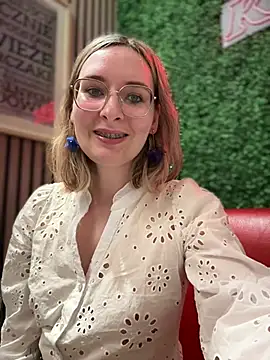 Snapshot of The_Snowwhitee chatting on 01.16.25 The Snowwhitee online show from 01.16.25