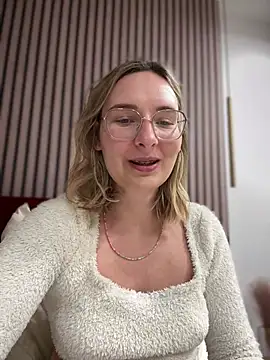 Snapshot of The_Snowwhitee chatting on 02.02.25 The Snowwhitee online show from 02.02.25