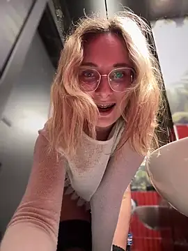 Snapshot of The_Snowwhitee chatting on 02.03.25 The Snowwhitee online show from 02.03.25