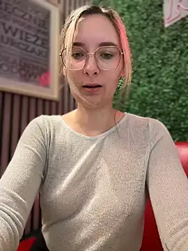 Snapshot of The_Snowwhitee chatting on 02.08.25 The Snowwhitee online show from 02.08.25