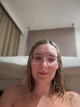 Snapshot of The_Snowwhitee chatting on 02.11.25 The Snowwhitee online show from 02.11.25