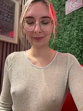 Snapshot of The_Snowwhitee chatting on 02.15.25 The Snowwhitee online show from 02.15.25