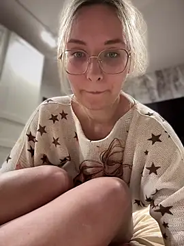 Snapshot of The_Snowwhitee chatting on 02.16.25 The Snowwhitee online show from 02.16.25