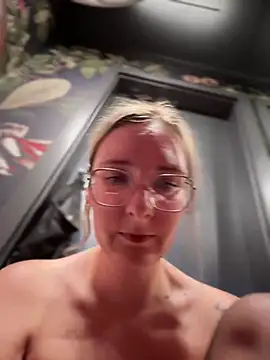 Snapshot of The_Snowwhitee chatting on 02.18.25 The Snowwhitee online show from 02.18.25