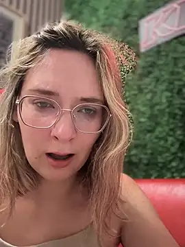 Snapshot of The_Snowwhitee chatting on 02.23.25 The Snowwhitee online show from 02.23.25