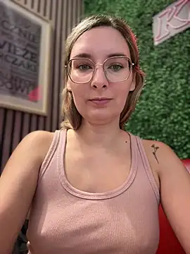 Snapshot of The_Snowwhitee chatting on 03.10.25 The Snowwhitee online show from 03.10.25