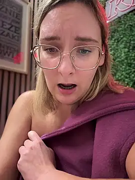 Snapshot of The_Snowwhitee chatting on 03.12.25 The Snowwhitee online show from 03.12.25