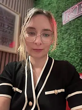 Snapshot of The_Snowwhitee chatting on 03.13.25 The Snowwhitee online show from 03.13.25