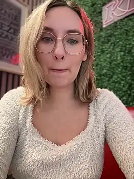 Snapshot of The_Snowwhitee chatting on 03.15.25 The Snowwhitee online show from 03.15.25