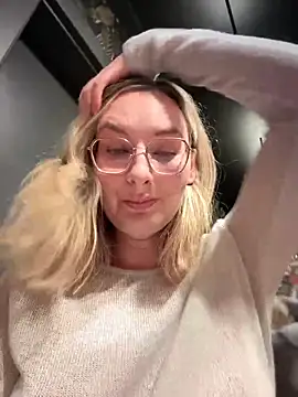 Snapshot of The_Snowwhitee chatting on 03.19.25 The Snowwhitee online show from 03.19.25