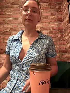 Snapshot of The_Snowwhitee chatting on 09.20.25 The Snowwhitee online show from 09.20.25