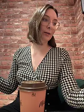 Snapshot of The_Snowwhitee chatting on 10.02.25 The Snowwhitee online show from 10.02.25