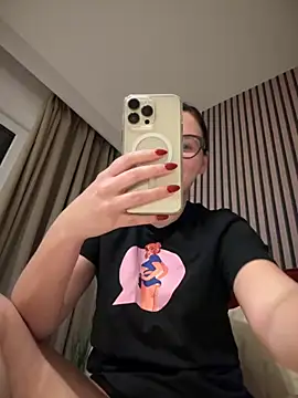 Snapshot of The_Snowwhitee chatting on 10.12.25 The Snowwhitee online show from 10.12.25