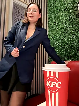 Snapshot of The_Snowwhitee chatting on 10.22.25 The Snowwhitee online show from 10.22.25