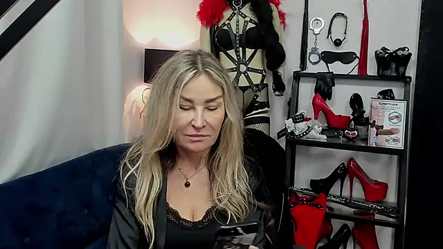 Snapshot of crystaLUX chatting on 12.16.24 crystaLUX online show from 12.16.24