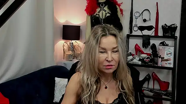 Snapshot of crystaLUX chatting on 01.02.25 crystaLUX online show from 01.02.25