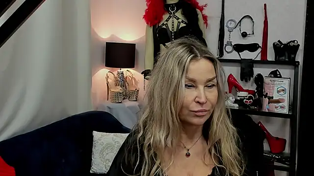 Snapshot of crystaLUX chatting on 01.02.25 crystaLUX online show from 01.02.25