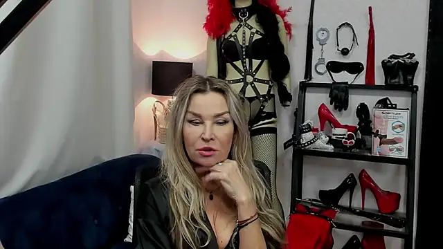 Snapshot of crystaLUX chatting on 01.08.25 crystaLUX online show from 01.08.25